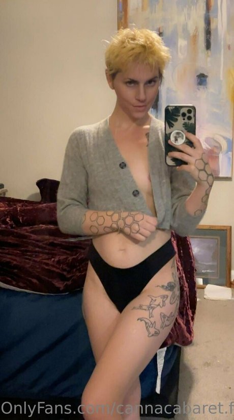 Naken lekkede OnlyFans-bilde av Cannacabaretfree