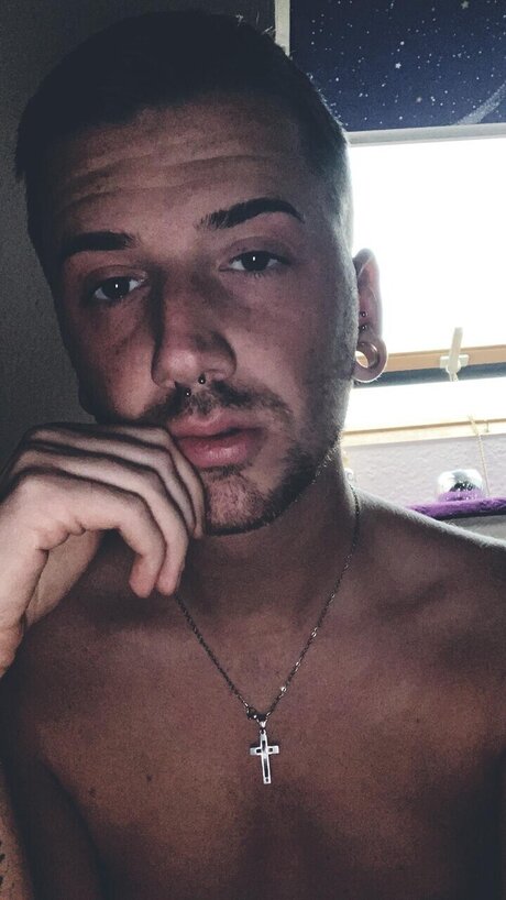 Alasti lekkinud OnlyFans-i pilt Claudio