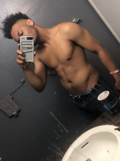 Alasti lekkinud OnlyFans-i pilt Lovejones