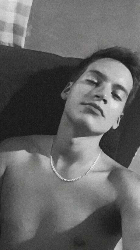Alasti lekkinud OnlyFans-i pilt Alejandro