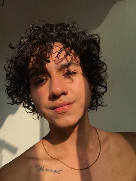Alasti lekkinud OnlyFans-i pilt Carlos Salazar