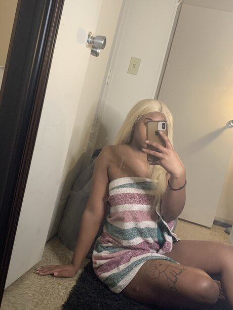 Alasti lekkinud OnlyFans-i pilt Nija