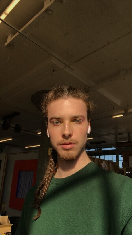 Alaston vuotanut OnlyFans-kuva Andrew Smith