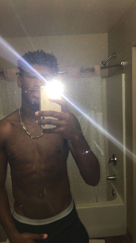 Foto nua vazada do OnlyFans de Officialtronn