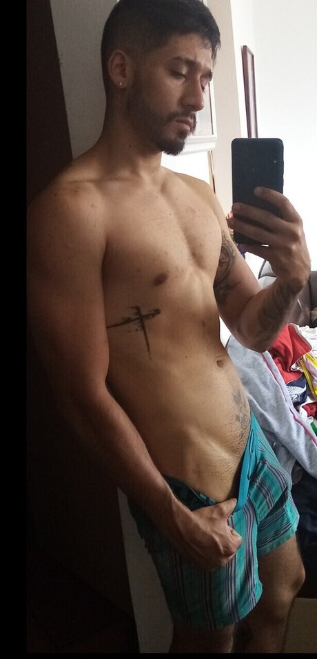 Alasti lekkinud OnlyFans-i pilt Andres