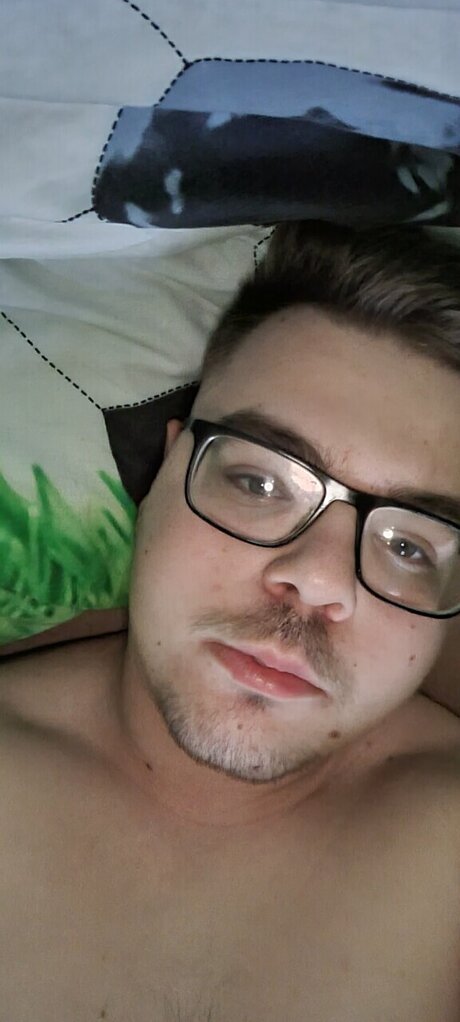 Alasti lekkinud OnlyFans-i pilt Luke