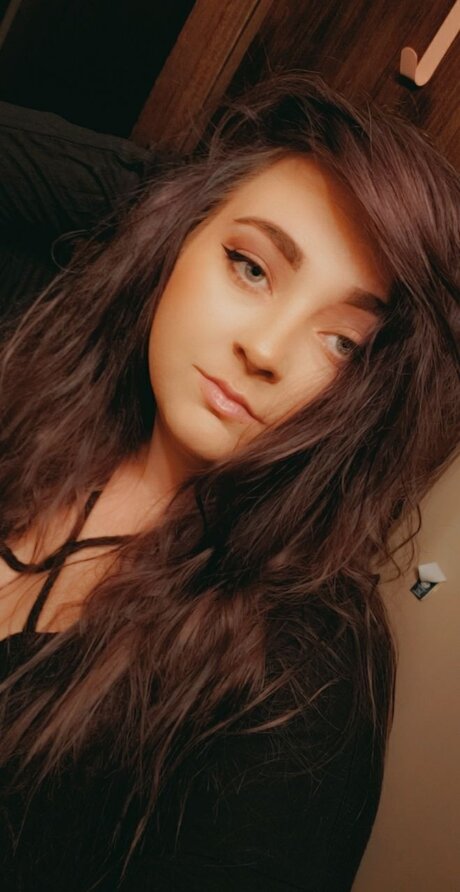 Naakte gelekte OnlyFans-foto van Mickayla June
