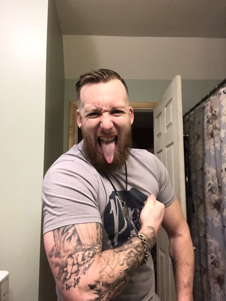 Обнаженная фотография утечки OnlyFans от Michael Barnhart