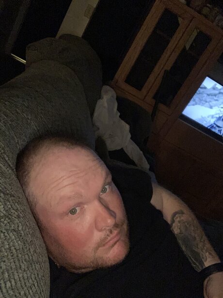 Alaston vuotanut OnlyFans-kuva Dennis
