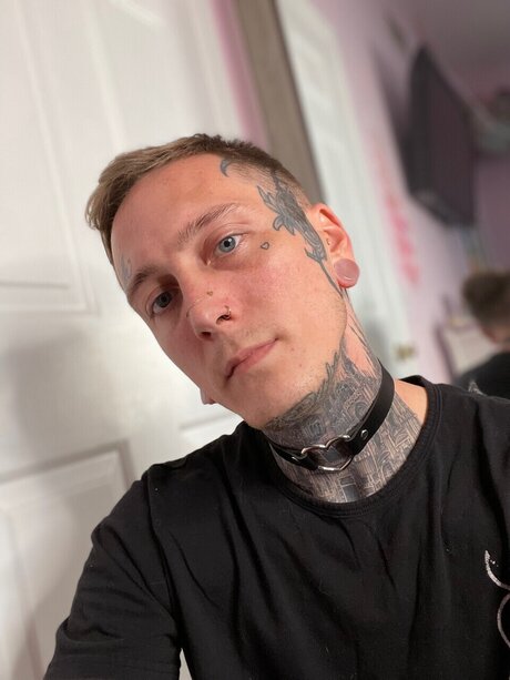 Nahá fotka uniklých OnlyFans od Beautiful Dead Boy