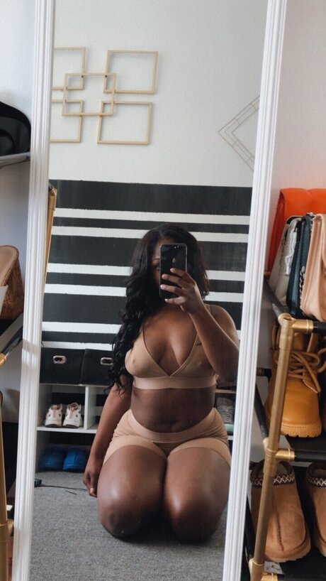 Naken läckt OnlyFans-bild av Baby Girl 