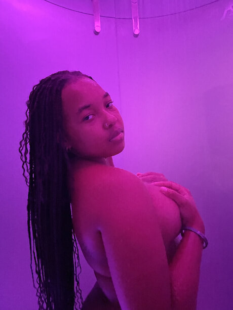 Naakte gelekte OnlyFans-foto van Mbeezus
