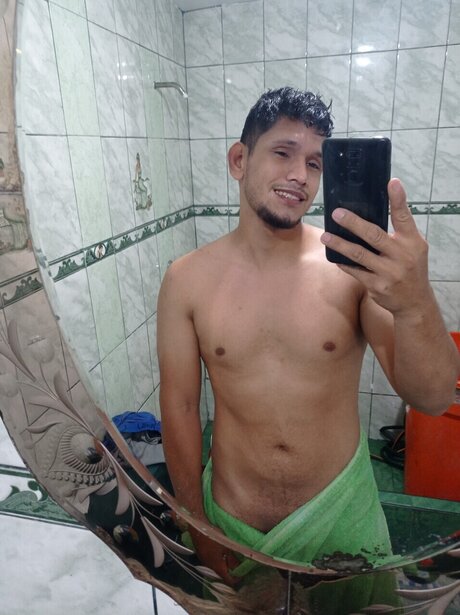 Alasti lekkinud OnlyFans-i pilt Gabriel Marin