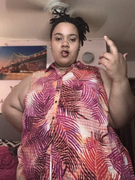Naken läckt OnlyFans-bild av Curvyredd