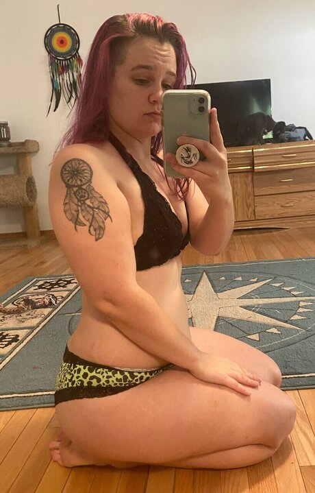 Naakte gelekte OnlyFans-foto van Jules Love