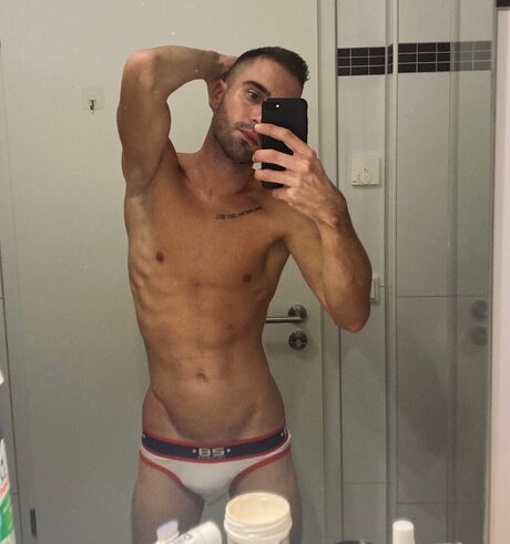 Naakte gelekte OnlyFans-foto van Petarjbv