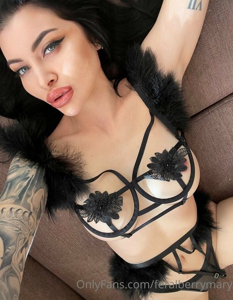 Naakte gelekte OnlyFans-foto van Unholymary