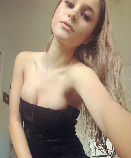 Обнаженная фотография утечки OnlyFans от Fikikikie