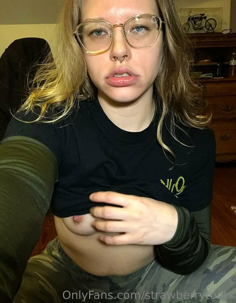 Nahá fotka uniklých OnlyFans od Strawberrytootx