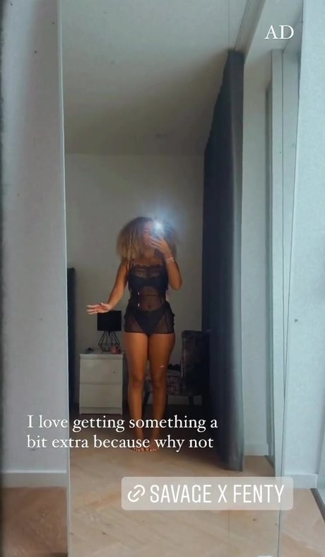 Nahá fotka uniklých OnlyFans od Amber Gill
