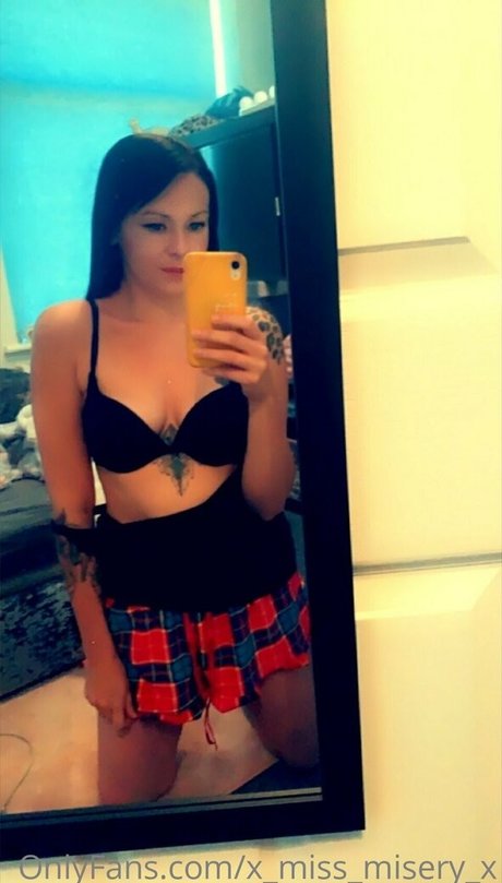 Nahá fotka uniklých OnlyFans od Xmissmiseryx