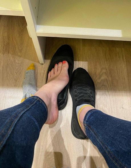 Naken läckt OnlyFans-bild av Feetronnie