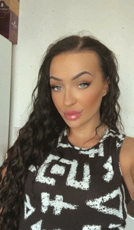 Alaston vuotanut OnlyFans-kuva Uksophiasnow