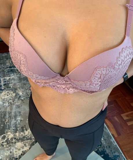 Naakte gelekte OnlyFans-foto van Sophiatheminx