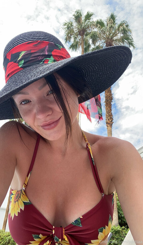 Naakte gelekte OnlyFans-foto van Portiaa