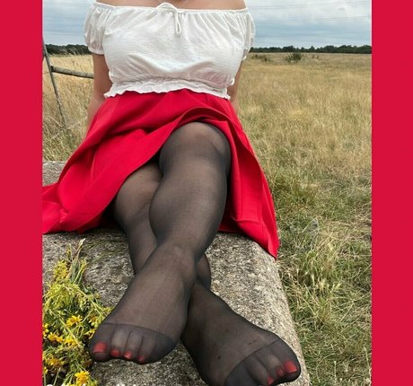 Photo nue de fuite OnlyFans de Softsolesprettytoesxoxo