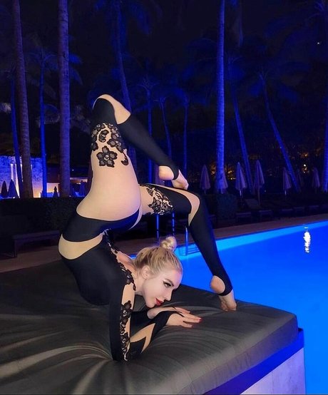 Anna Contortionist