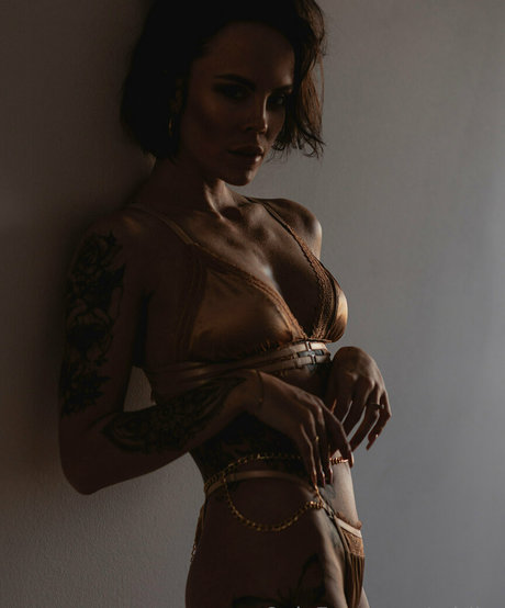 Naken lekkede OnlyFans-bilde av Miribe