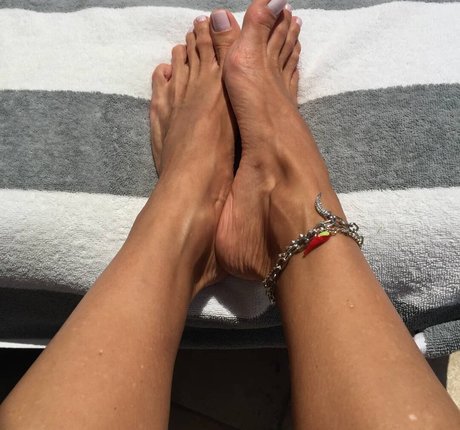 Momo Hotwife