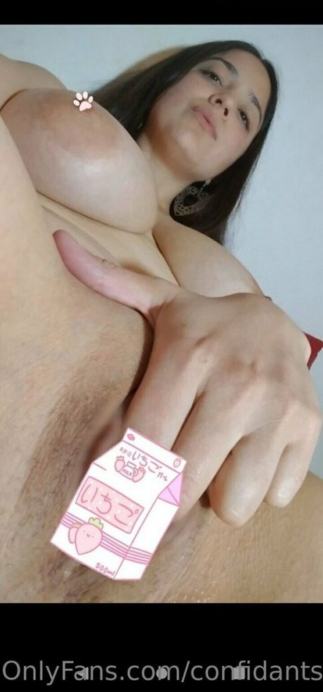 Naken läckt OnlyFans-bild av Confidantsarah