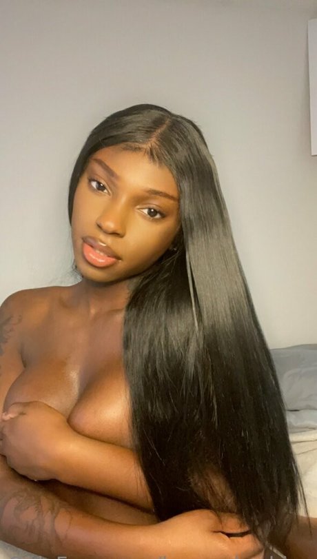 Nøgent lækket OnlyFans-billede af Bronzebarbiee