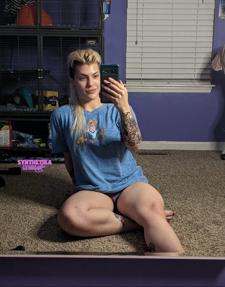 Nahá fotka uniklých OnlyFans od Synthetika Lynn