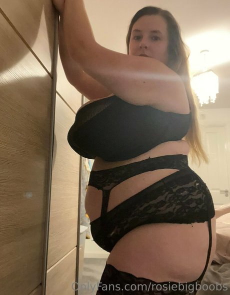 Naken lekkede OnlyFans-bilde av Rosiebigboobs