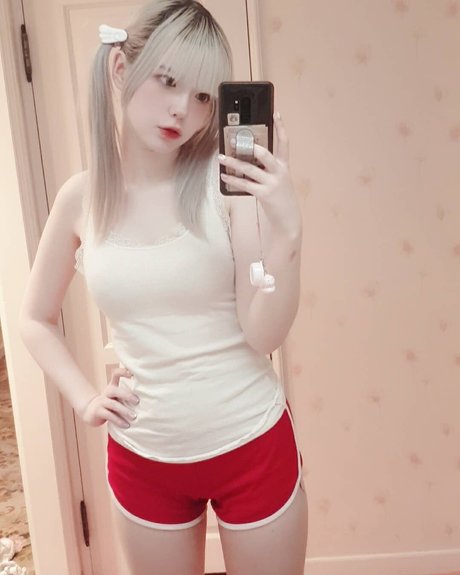 Nahá fotka uniklých OnlyFans od Tsuruko The Alien