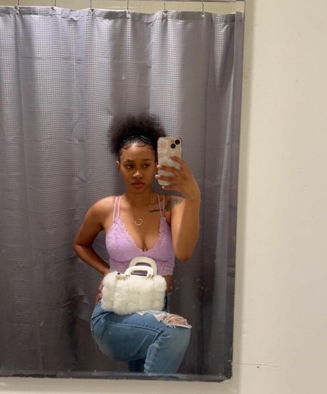 Nahá fotka uniklých OnlyFans od Callmecoconasty