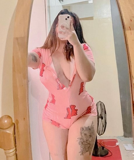 Alaston vuotanut OnlyFans-kuva Ara Belle