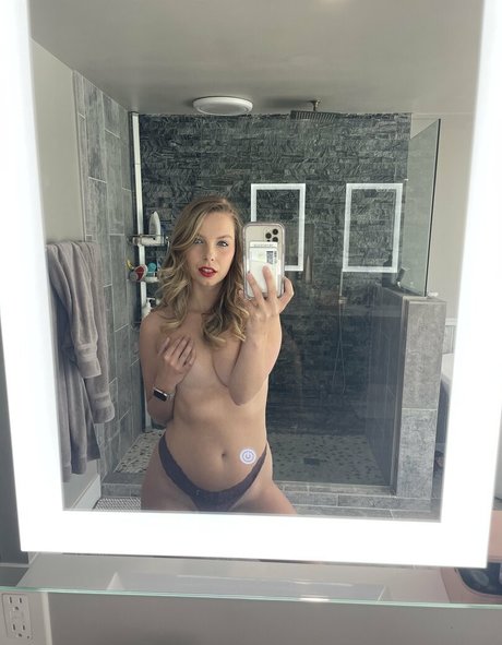 Alishadrinksbeer