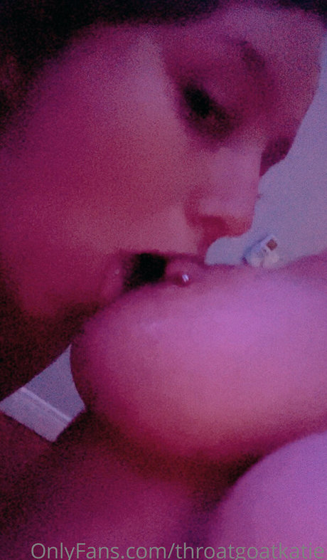 Naken läckt OnlyFans-bild av Throatgoatkatie