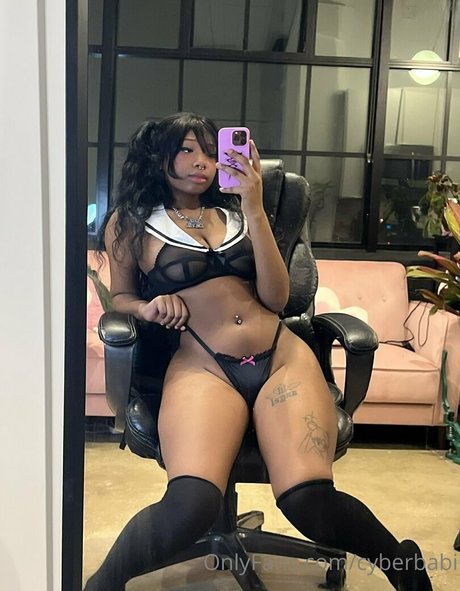 Nahá fotka uniklých OnlyFans od Cyberbabi