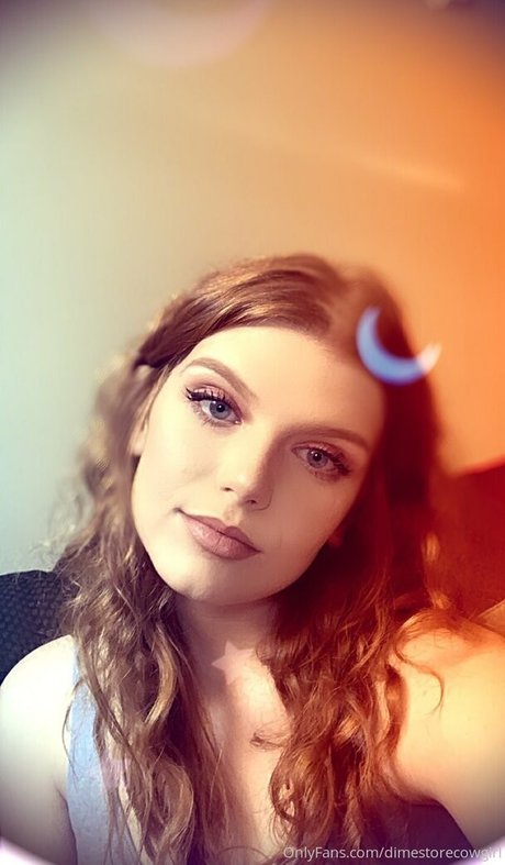Naken läckt OnlyFans-bild av Sexyredinbedfree