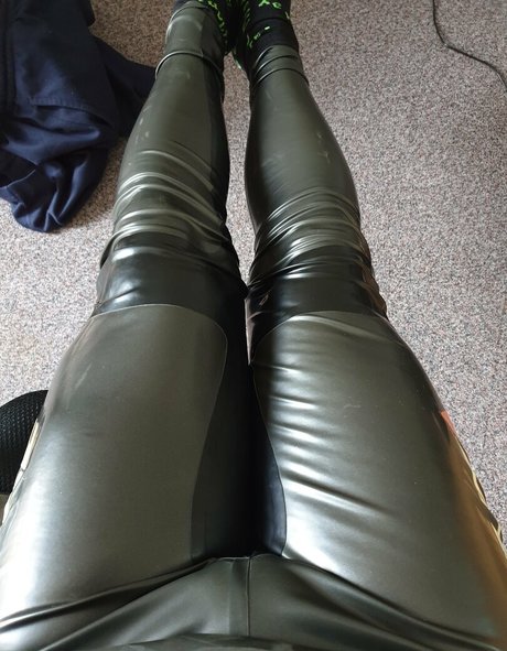 Foto di nudo di fuga di OnlyFans di Neonlatex