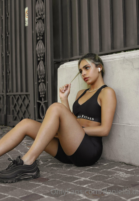 Nahá fotka uniklých OnlyFans od Danielladi