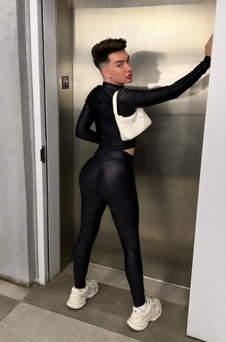 Nahá fotka uniklých OnlyFans od James Charles