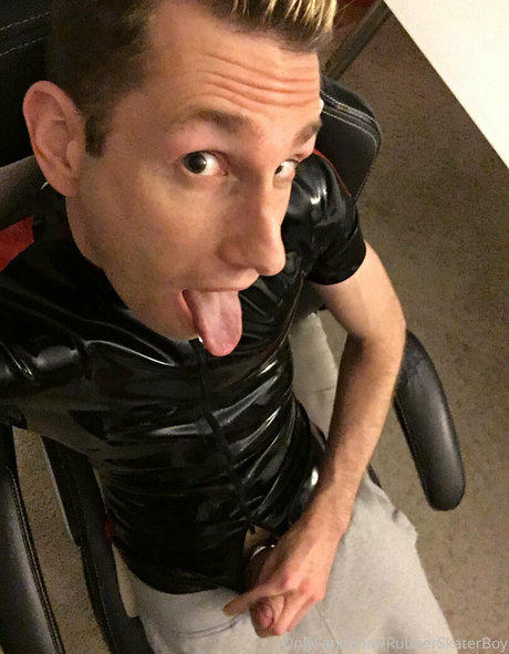 Nahá fotka uniklých OnlyFans od Rubberskaterboy