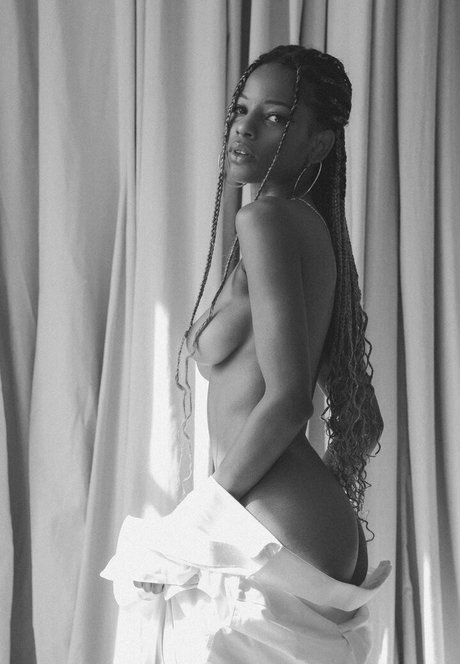 Alasti lekkinud OnlyFans-i pilt Luci Lane