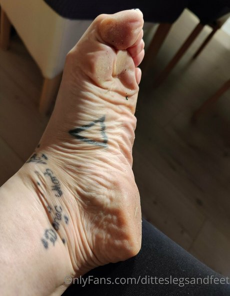 Naken läckt OnlyFans-bild av Ditteslegsandfeet
